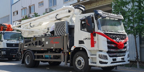 泵車準(zhǔn)備泵送時(shí)，罐車第一次裝料時(shí)，應(yīng)多加二袋水泥